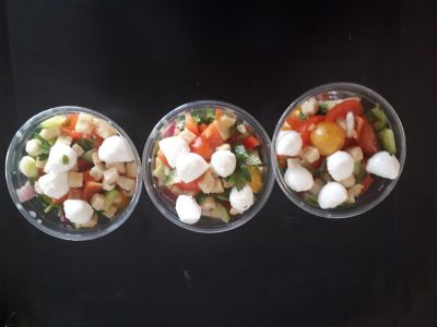 סלט מוצרלה אישי בכוסות-12 יחידות