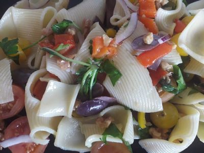 סלט פסטה טבעוני