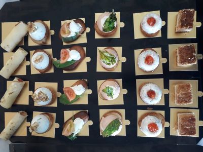 מגש קנאפסים במגוון טעמים