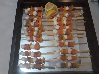 מיני שיפודי סלמון ומוצרלה-20 יחידות